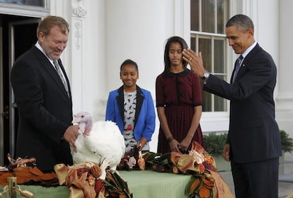 El presidente Obama perdona al pavo llamado 'Liberty', en el pórtico norte de la Casa Blanca en 2011.