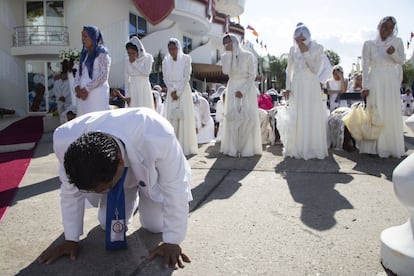 Durante los años 40 y 50 comenzó la evangelización con la que fue ganando adeptos, también hubo divisiones internas por el poder y la gestión de la iglesia.