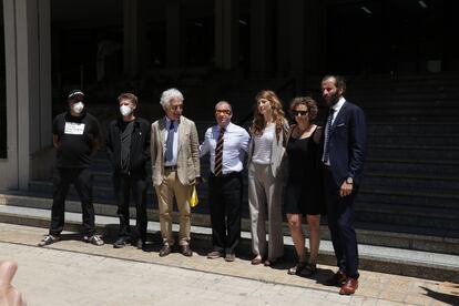 Los cooperantes del 'Iuventa' y sus abogados, tras el primer día de audiencia preliminar en Trapani (Sicilia), en mayo de 2021