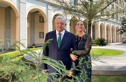 El presidente López Obrador y su esposa, durante el mensaje de año nuevo en Palacio Nacional.