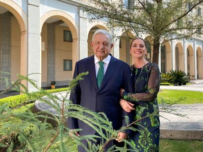 El presidente López Obrador y su esposa, durante el mensaje de año nuevo en Palacio Nacional.