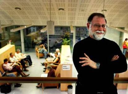 Alberto Manguel, en la biblioteca Fort Pienc en 2004.