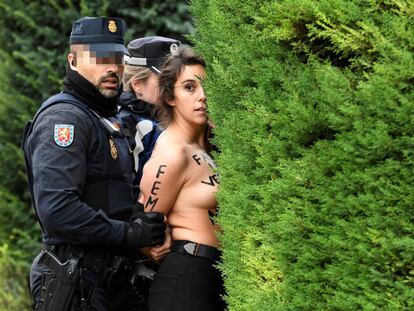 Una activista de Femen es detenida por la policía.