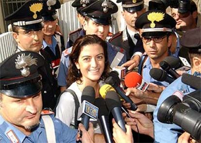 Rodeada de <i>carabinieri,</i> Simona Pari habla con la prensa en la puerta de su casa de Roma.