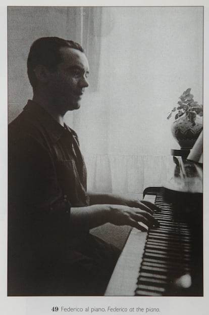 Lorca fue músico antes que poeta. Tocaba el piano en reuniones familiares y de amigos gracias a las lecciones del maestro Antonio Segura Mesa. Su muerte en 1916 hizo que los intereses artísticos del joven viraran hacia la poesía. No abandonó la música: en 1931 grabó una serie de canciones populares con la cantaora y bailaora Encarnación López Júlvez, 'La Argentinita'.