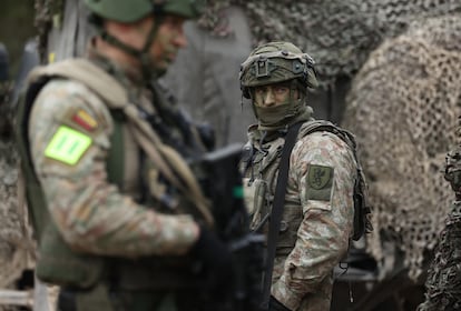 Soldados de la Fuerza Terrestre Lituana participan en un ejercicio militar, el 12 de marzo de 2025, cerca de Hohenfels, Alemania.