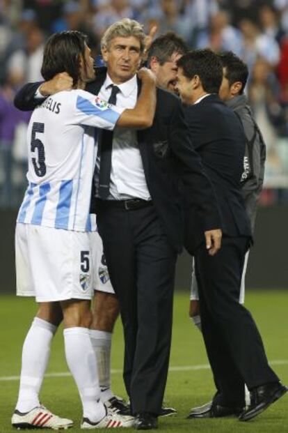 Demichelis abraza a Pellegrini al final del partido.