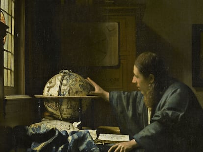 'El Astrónomo' (1668), por el pintor holandés Johannes Vermeer. Posiblemente, el científico representado era el polímata Antonie van Leeuwenhoek (1680–1686).