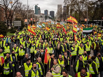 Manifestación de transportistas en Madrid, este viernes.