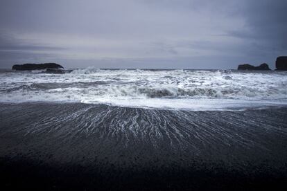 Playa de arena negra, característica de Vík.