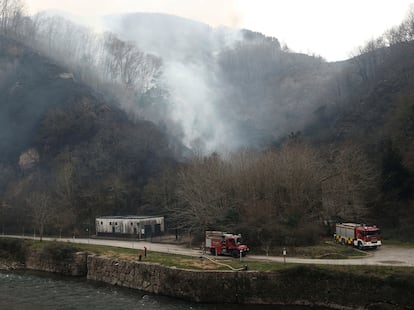 Labores de extinción del incendio originado en Bera, el pasado sábado.