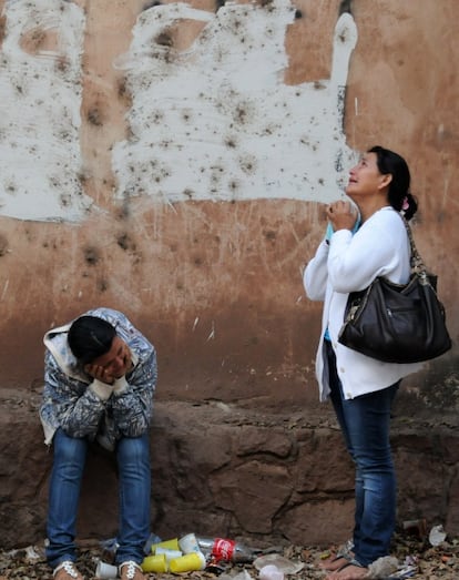 Una mujer espera a que le entregan los restos de un familiar, muerto durante el fuego en la prisión de Comayagua.
