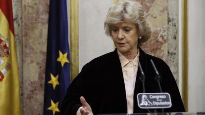 La defensora del Pueblo, Soledad Becerril, durante su intervención tras hacer entrega del Informe Anual 2016 a la presidenta del Congreso, Ana Pastor, hoy en la Cámara Baja.