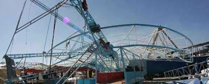 El vendaval derribó la noria de la feria de atracciones instalada en Castellón para las próximas fiestas de la Magdalena. La estructura cayó sobre un tráiler.