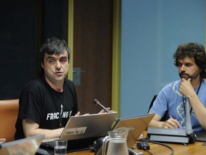 Mikel Otero, a la izquierda, durante la comparecencia en el Parlamento vasco.