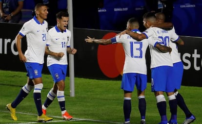 Coutinho comemora gol contra a Bolívia na estreia da seleção.