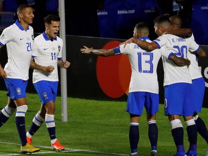 Coutinho comemora gol contra a Bolívia na estreia da seleção.