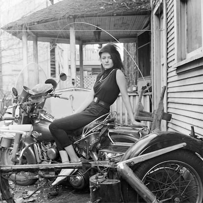 "Fuera del club de los Chicago Outlaws, una mujer en una Harley", se?ala Lyon 'This Is My Life I'm Talking About', Damiani Books, 2024.