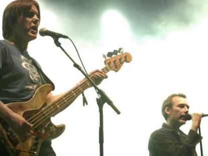 Los hermanos Jim y William Reid de la banda escocesa The Jesus and Mary Chain durante una actuación en Barcelona en 2007. 