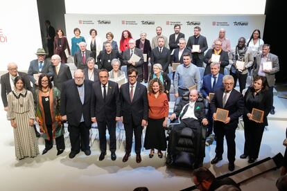 Fotografía de familia de los premiados con el premio Creu de Sant Jordi, el presidente de la Generalitat, Salvador Illa (c), y la consellera de Cultura, Sonia Hernández Almodóvar (c-d), este lunes en Barcelona. EFE/ Enric Fontcuberta