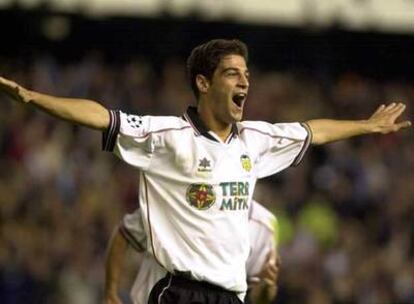 Gerard celebra un gol con la camiseta del Valencia.