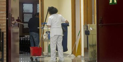 Una limpiadora, en la Facultad de Biología de la Universidad de Sevilla. PACO PUENTES.
