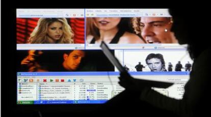 Una internauta se descarga contenidos sin permiso de una conocida página web.