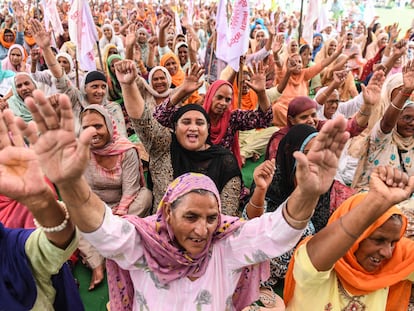 Agricultores indios en una protesta en una aldea en las afueras de Amritsar contra las reformas agrícolas del gobierno central, el pasado 23 de septiembre.