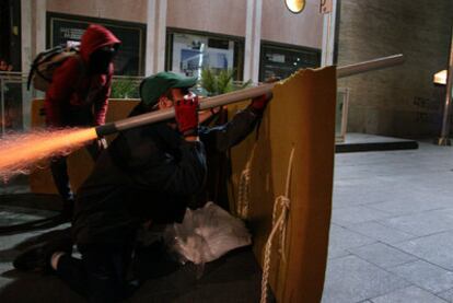 Uno de los jóvenes que arrojaron cohetes en dirección a la fachada del Macba en 2006.