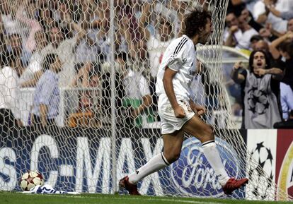 Raúl celebra un gol a la Roma en la segunda jornada de la Liga de Campeones.