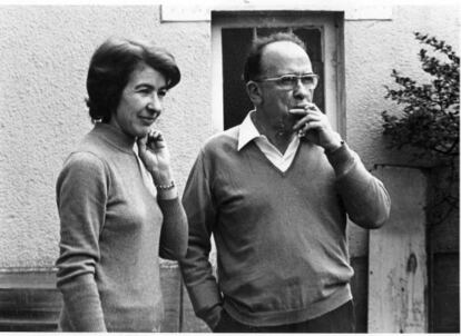 Santiago Carrillo, secretario general del Partido Comunista, con su mujer, en París