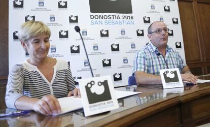 Nerea Txapartegi, responsable de Cultura y Euskera, junto a Juan Karlos Izagirre, alcalde de San Sebastián.