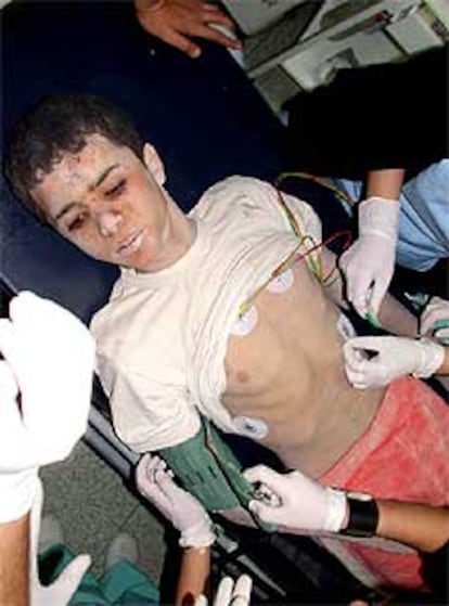 Los médicos atienden a Mohammet Kalem, que ha sobrevivido cinco días al desplome gracias a una bolsa de aire.
