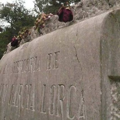 Monolito con el que Granada recuerda a Federico García Lorca en Fuente Grande, donde se piensa que está enterrado
