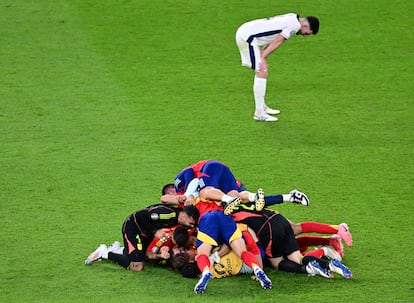 Los jugadores españoles celebran la Eurocopa, con un Declan Rice derrotado tras el pitido final. 