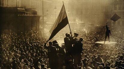 Proclamaci&oacute;n de la II Rep&uacute;blica en la Puerta del Sol (Madrid), el 14 de abril de 1931.