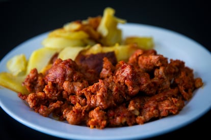 Jijas palentinas (picadillo de chorizo) con patatas fritas en sartén, del restaurante Isamar (Madrid).