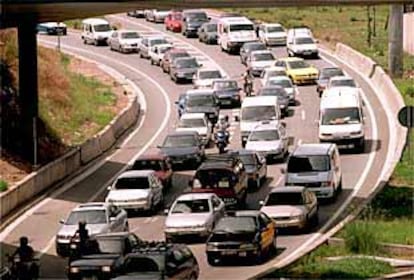 Las vías de acceso a la ciudad de Barcelona por el norte quedaron ayer atascadas como consecuencia de diversas obras que realiza el Ministerio de Fomento.