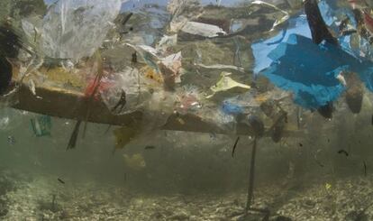 Plásticos flotando en el mar, en Filipinas.