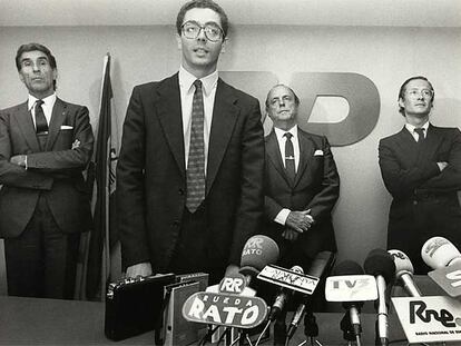 Gallardón, en 1986, cuando fue nombrado secretario general de AP, en sustitución de Jorge Verstrynge (derecha). En el centro, Fraga, y a la izquierda, el vicepresidente Fernando Suárez.