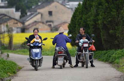 Escena de vida cotidiana en Chenxia, una aldea de Huangshan, en China.