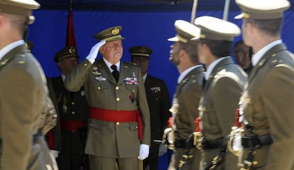 Juan Carlos I preside una parada militar en Segovia, en 2014.