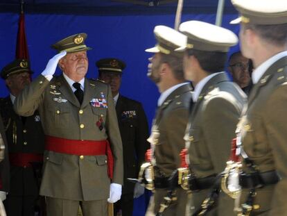 Juan Carlos I preside una parada militar en Segovia, en 2014.