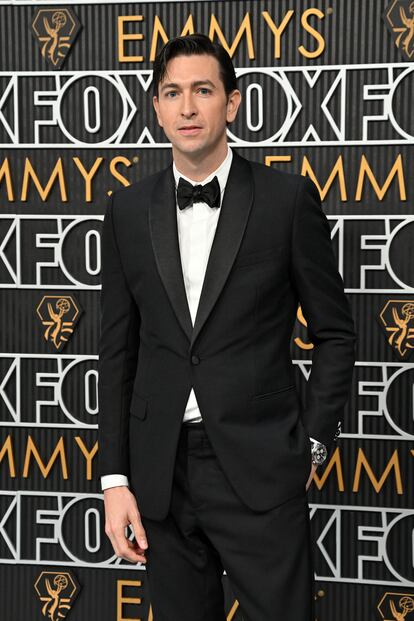 El actor Nicholas Braun, que interpreta al primo Greg en 'Succession', la gran triunfadora de la noche, con un clásico esmoquin de Dior.