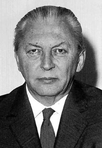 Kurt Georg Kiesinger sustituyó Erhard en 1966. Quiso solucionar los problemas de Alemania con un consenso global e intentó alcanzar un gran acuerdo entre los dos grandes partidos: la CDU democristiana (a la ue él pertenecía) y el SPD socialdemócrata. Su proyecto de "gran coalición" fracasó cuando sus socios del SPD se unieron a los liberales tras los comicios de 1969.