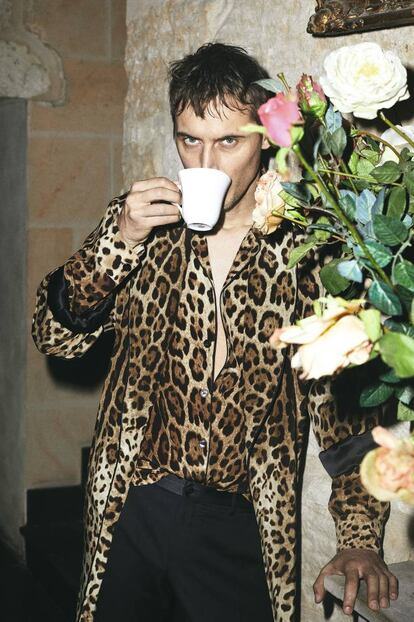 Camisa y gabardina con estampado de leopardo y pantalón, todo, Dolce & Gabbana.