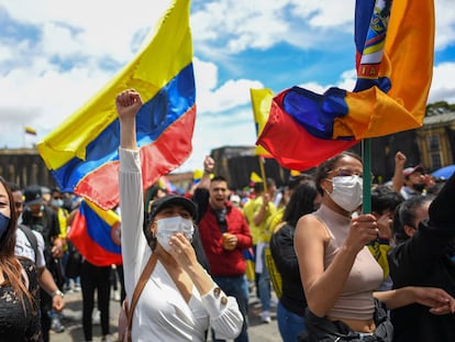 Jóvenes participan en una protesta contra el presidente Duque en Bogotá el 14 de mayo del 2021.