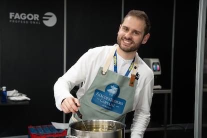 El cocinero Axel Smyth, del restaurante Simpar, en Santiago de Compostela, durante la preparación de la croqueta ganadora. Imagen proporcionada por Sánchez Romero Carvajal.