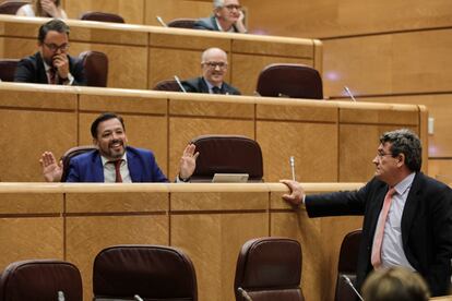 El senador del PP David Erguido levanta las manos ante el ministro José Luis Escrivá, en un pleno de la Cámara alta.