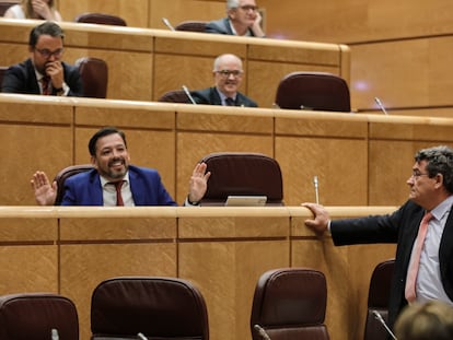 El senador del PP David Erguido levanta las manos ante el ministro José Luis Escrivá, en un pleno de la Cámara alta.